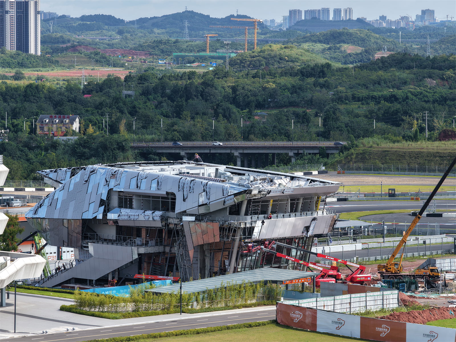 领克 MEC 汽车运动体验中心(成都)施工现场